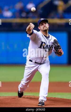 Tropicana Field. 9. Mai 2017. Florida, USA-Tampa Bay Rays Start Krug Matt Andriese (35) in das Spiel zwischen den Royals und die Sonnenstrahlen im Tropicana Field. Bildnachweis: Csm/Alamy Live-Nachrichten Stockfoto