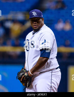 Tropicana Field. 9. Mai 2017. Florida, USA-Tampa Bay Rays Entlastung Krug Jumbo Diaz (17) im Spiel zwischen den Royals und die Sonnenstrahlen im Tropicana Field. Bildnachweis: Csm/Alamy Live-Nachrichten Stockfoto