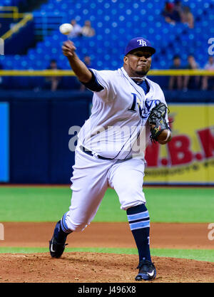 Tropicana Field. 9. Mai 2017. Florida, USA-Tampa Bay Rays Entlastung Krug Jumbo Diaz (17) im Spiel zwischen den Royals und die Sonnenstrahlen im Tropicana Field. Bildnachweis: Csm/Alamy Live-Nachrichten Stockfoto