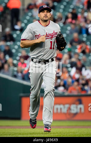 Baltimore, Maryland, USA. 9. Mai 2017. Washington Nationals erster Basisspieler Ryan Zimmerman (11) zwischen Innings während MLB Spiel zwischen Washington Nationals und Baltimore Orioles an Oriole Park at Camden Yards in Baltimore, Maryland. Bildnachweis: Csm/Alamy Live-Nachrichten Stockfoto