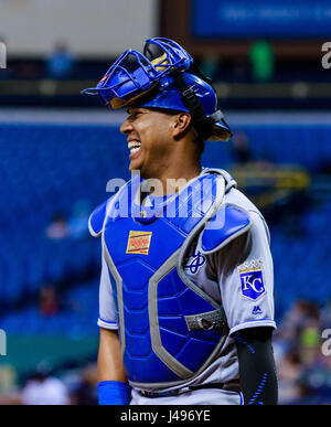 Tropicana Field. 9. Mai 2017. Florida, USA-Kansas City Royals Catcher Salvador Perez (13) im Spiel zwischen den Royals und die Sonnenstrahlen im Tropicana Field. Bildnachweis: Csm/Alamy Live-Nachrichten Stockfoto