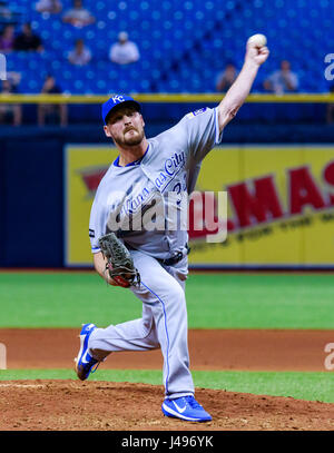 Tropicana Field. 9. Mai 2017. Florida, USA-Kansas City Royals Entlastung Krug Travis Wood (34) im Spiel zwischen den Royals und die Sonnenstrahlen im Tropicana Field. Bildnachweis: Csm/Alamy Live-Nachrichten Stockfoto