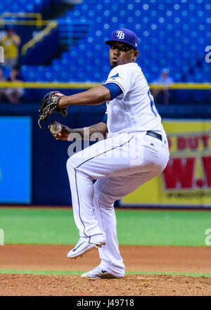 Tropicana Field. 9. Mai 2017. Florida, USA-Tampa Bay Rays Entlastung Krug Diego Moreno (64) im Spiel zwischen den Royals und die Sonnenstrahlen im Tropicana Field. Bildnachweis: Csm/Alamy Live-Nachrichten Stockfoto