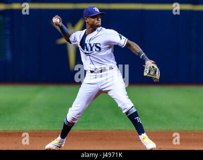 Tropicana Field. 9. Mai 2017. Florida, USA-Tampa Bay Rays Shortstop Tim Beckham (1) Felder Kansas City Royals Recht Fielder Jorge Soler (12) Ground Ball und wirft auf die erste Base im 11. Inning im Spiel zwischen den Royals und die Sonnenstrahlen im Tropicana Field. Bildnachweis: Csm/Alamy Live-Nachrichten Stockfoto