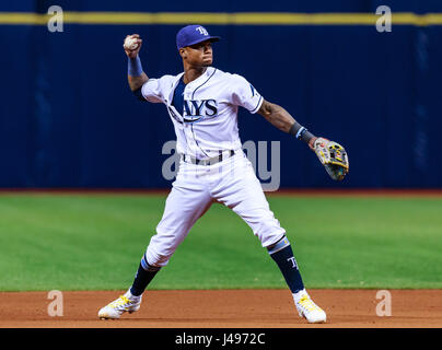 Tropicana Field. 9. Mai 2017. Florida, USA-Tampa Bay Rays Shortstop Tim Beckham (1) Felder Kansas City Royals zweiter Basisspieler Whit Merrifield (15) Ground Ball und wirft auf die erste Base im 11. Inning im Spiel zwischen den Royals und die Sonnenstrahlen im Tropicana Field. Bildnachweis: Csm/Alamy Live-Nachrichten Stockfoto