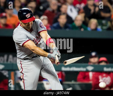 Baltimore, Maryland, USA. 9. Mai 2017. Washington Nationals erster Basisspieler Ryan Zimmerman (11) zerbricht seinen Schläger während MLB Spiel zwischen Washington Nationals und Baltimore Orioles an Oriole Park at Camden Yards in Baltimore, Maryland. Bildnachweis: Csm/Alamy Live-Nachrichten Stockfoto