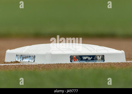 Milwaukee, WI, USA. 9. Mai 2017. Dritten Base zeigt die beiden Mannschaften Logo während der Major League Baseball Spiel zwischen den Milwaukee Brewers und den Boston Red Sox im Miller Park in Milwaukee, Wisconsin. John Fisher/CSM/Alamy Live-Nachrichten Stockfoto