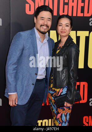 Los Angeles, USA. 10. Mai 2017. Jae W. Suh, Randall Park 087 kommt bei der Premiere des 20. Jahrhunderts Fox 'Snatched"im Regency Village Theatre am 10. Mai 2017 in Westwood, Kalifornien. Bildnachweis: Longifilis/USA/Alamy Live-Nachrichten Stockfoto