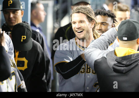 Los Angeles, CA, USA. 9. Mai 2017. Pittsburgh Pirates Recht Fielder John Jaso #28 feiert seine Tonhöhe hit Homer Rechte Feld DIN achten Inning im Spiel zwischen den Pittsburgh Pirates und die Los Angeles Dodgers, Dodger Stadium in Los Angeles, CA. Credit: Csm/Alamy Live-Nachrichten Stockfoto