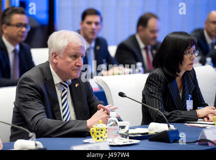 Jinan, China. 11. Mai 2017. Bayerischen Premier Horst Seehofer (CSU) und Übersetzerin Pei Albat-Ma bei einem Treffen mit dem Gouverneur der Provinz Shandong in Jinan, China, 11. Mai 2017 abgebildet. Seehofer ist bei einem Besuch in China Unti 13. Mai 2017. Foto: Sven Hoppe/Dpa/Alamy Live News Stockfoto