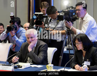 Jinan, China. 11. Mai 2017. Bayerischen Premier Horst Seehofer (CSU) und Übersetzerin Pei Albat-Ma bei einem Treffen mit dem Gouverneur der Provinz Shandong in Jinan, China, 11. Mai 2017 abgebildet. Seehofer ist bei einem Besuch in China Unti 13. Mai 2017. Foto: Sven Hoppe/Dpa/Alamy Live News Stockfoto