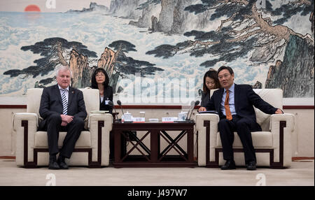 Jinan, China. 11. Mai 2017. Dpatop - bayerischen Ministerpräsidenten Horst Seehofer (l, CSU) wird empfangen von Wang Zhonglin, Parteisekretär der Stadt Jinan Jinan, China, 11. Mai 2017. Seehofer ist bei einem Besuch in China Unti 13. Mai 2017. Foto: Sven Hoppe/Dpa/Alamy Live News Stockfoto