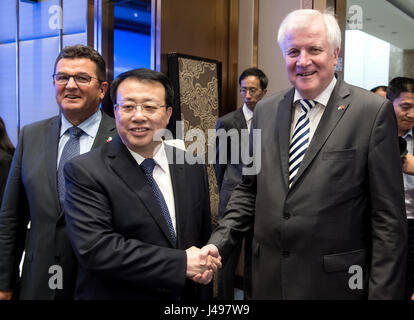 Jinan, China. 11. Mai 2017. Staatssekretär im Bayerischen Wirtschaftsministerium, Josef Pschierer (l-R, CSU), der Gouverneur der Provinz Shandong Gong Zheng und bayerischen Premier Horst Seehofer (CSU) vor der Versammlung in Jinan, China, 11. Mai 2017 abgebildet. Seehofer ist bei einem Besuch in China Unti 13. Mai 2017. Foto: Sven Hoppe/Dpa/Alamy Live News Stockfoto