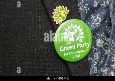 London, UK. 11. Mai 2017. Eine grüne Partei Abzeichen bei der Vorstellung der grünen Umwelt Manifest an Woodberry Feuchtgebiete. Die grüne Partei will der Umwelt im Mittelpunkt in ihre allgemeine Wahlkampagne geben und Caroline Lucas hat über die Abwesenheit von Diskussion über Umweltthemen durch andere Parteiführer kommentiert. Bildnachweis: Mark Kerrison/Alamy Live-Nachrichten Stockfoto