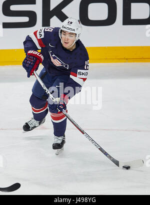 Köln, 10. Mai 2017: Clayton KELLER, USA 19 treibt den Puck, Aktion, Full-Size, USA - Italien 3: 0 IIHF Eishockey Weltmeisterschaften 2017, Vorrunde, in Köln, 10. Mai 2017. © Peter Schatz / Alamy Live News Stockfoto