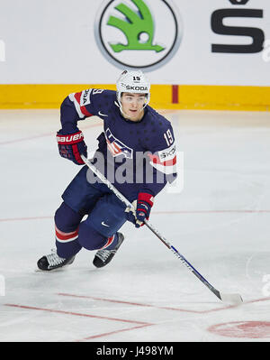 Köln, 10. Mai 2017: Clayton KELLER, USA 19 treibt den Puck, Aktion, Full-Size, USA - Italien 3: 0 IIHF Eishockey Weltmeisterschaften 2017, Vorrunde, in Köln, 10. Mai 2017. © Peter Schatz / Alamy Live News Stockfoto