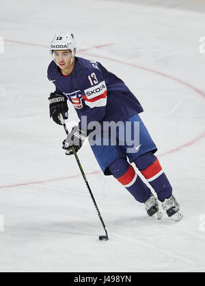 Köln, 10. Mai 2017: Johnny GAUDREAU, USA 13 treibt den Puck, Aktion, Full-Size, USA - Italien 3: 0 IIHF Eishockey Weltmeisterschaften 2017, Vorrunde, in Köln, 10. Mai 2017. © Peter Schatz / Alamy Live News Stockfoto