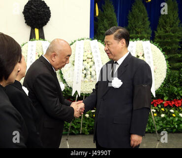 (170511)--Peking, 11. Mai 2017 (Xinhua)--Chinese President Xi Jinping (R) schüttelt die Hand mit einem Familienmitglied der Buhe, ehemaliger stellvertretender Vorsitzender des ständigen Ausschusses des nationalen Volksarmee Kongress (NPC), bei der Beerdigung von Buhe auf dem Heldenfriedhof revolutionären Friedhof in Peking, Hauptstadt von China, 11. Mai 2017. Die Einäscherung der Buhe war Donnerstag in Peking statt. Buhe starb am 5. Mai in Peking. Er wurde 91. Präsident Xi Jinping, Premier Li Keqiang und anderen Führungskräften, darunter Zhang Dejiang, Yu Zhengsheng, Liu Yunshan, Wang Qishan und Zhang Gaoli sowie ehemaliger Führer Hu Jintao att Stockfoto