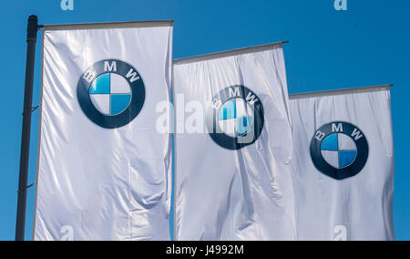 München, Deutschland. 11. Mai 2017. Fahnen mit dem corporate Logo der BMW fliegen während der Hauptversammlung des deutschen Automobilherstellers im Olympiapark in München, Deutschland, Mai 11. 2017. Foto: Alexander Heinl/Dpa/Alamy Live News Stockfoto