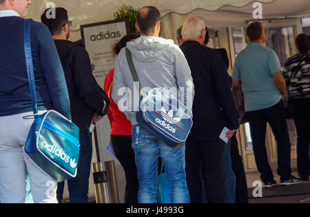 Fürth, Deutschland. 11. Mai 2017. Aktionäre ankommen der Adidas Generalversammlung in Fürth, Deutschland, 11. Mai 2017. Der deutsche Sportartikelhersteller ihre Jahresversammlung am selben Tag statt. Foto: Nicolas Armer/Dpa/Alamy Live News Stockfoto