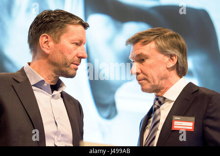 Fürth, Deutschland. 11. Mai 2017. Adidas AG CEO Kasper Rorsted (L) spricht mit Finanzvorstand Robin Stalker an der Adidas Generalversammlung in Fürth, Deutschland, 11. Mai 2017. Der deutsche Sportartikelhersteller ihre Jahresversammlung am selben Tag statt. Foto: Nicolas Armer/Dpa/Alamy Live News Stockfoto