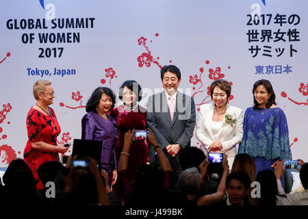 Tokio, Japan. 11. Mai 2017.  (L, R) Henriette Bochniarz Präsident des Lewiatan, Gipfel Präsident Irene Natividad, Vice President von Vietnam Dang Thi Ngoc Thinh, der japanische Premierminister Shinzo Abe, Japan Host Committee 2017 Gipfel Stuhl Noriko Nakamura und Vice President der Philippinen Leni Robredo, posieren für Kameras während der 2017 Global Summit of Women am 11. Mai 2017, Tokio, Japan. Die jährliche Global Summit of Women ist für die erste Zeit mit dem Ziel der Stärkung der japanischen Frauen durch die Reden der weibliche Führungskräfte aus privaten und öffentlichen Sektors in Tokio statt. Die ev Stockfoto