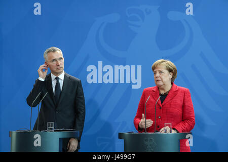 Berlin, Deutschland. 11. Mai 2017. German chancellor Angela Merkel (R) und Besuch der NATO-Generalsekretär Jens Stoltenberg besuchen eine gemeinsame Pressekonferenz in Berlin, Hauptstadt Deutschlands, am 11. Mai 2017. Bildnachweis: Shan Yuqi/Xinhua/Alamy Live-Nachrichten Stockfoto