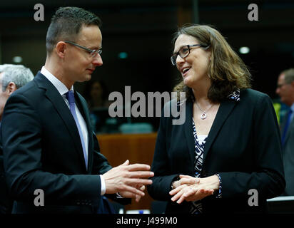 Brüssel, Belgien. 11. Mai 2017. Ungarischer Minister für auswärtige Angelegenheiten und Handel Peter Szijjarto (L) spricht mit EU-Kommissar für Handel Cecilia Malmström vor ein EU-Handelsminister treffen am EU-Hauptquartiers in Brüssel, 11. Mai 2017. Bildnachweis: Ye Pingfan/Xinhua/Alamy Live-Nachrichten Stockfoto
