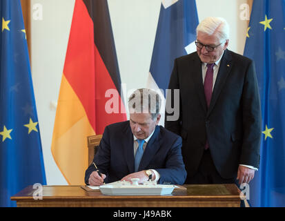 Finnische Präsidentin Sauli Niinisto (l) unterschreibt das Gästebuch neben Bundespräsident Frank-Walter Steinmeier in Schloss Bellevue in Berlin, Deutschland, 11. Mai 2017. Foto: Soeren Stache/dpa Stockfoto