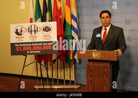 New York, USA. 11. Mai 2017. Israels Botschafter Danny Danon erzählt Presse der palästinensischen Behörde zahlt sich Terroristen, 11. Mai 2017 vor UN-Sicherheitsrat Credit: Matthew Russell Lee/Alamy Live News Stockfoto