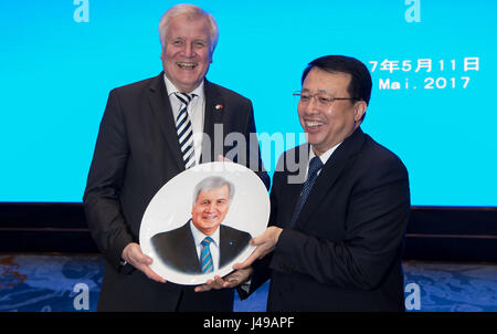 Jinan, China. 11. Mai 2017. Bayerischen premier Horst Seehofer ein Porzellanteller von Gouverneur der Provinz Shandong, Gong Zhengin in Jinan, China, 11. Mai 2017 erhalten. Seehofer ist bei einem Besuch in China bis 13. Mai 2017. Foto: Sven Hoppe/Dpa/Alamy Live News Stockfoto