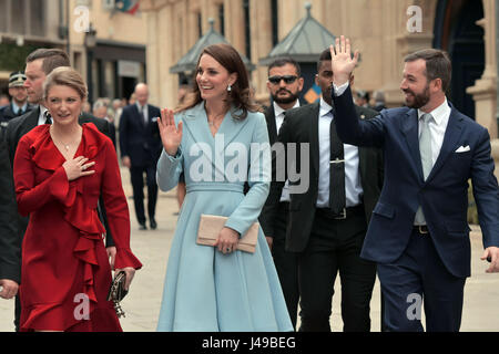 Luxemburg. 11. Mai 2017. Die britische Herzogin Kate (2. von links), flankiert von luxemburgischen Archduke Guillaume (R) und seine Frau Stephanie (L), Wellen bei ihrem Besuch in Luxemburg, am 11. Mai 2017. Sie ist bei einem Besuch in einer Gedenkfeier anlässlich des 150. Jahrestages der Vertrag von London (1867) die Unabhängigkeit und Neutralität Luxemburgs gesichert. Bildnachweis: Dpa picture Alliance/Alamy Live News Stockfoto