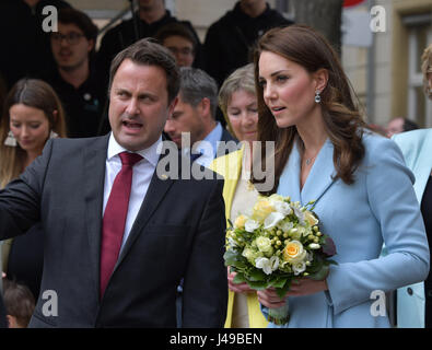 Luxemburg. 11. Mai 2017. Der luxemburgische Premierminister Xavier Bettel grüßt die britische Herzogin von Cambridge in Luxemburg, 11. Mai 2017. Sie ist bei einem Besuch in einer Gedenkfeier anlässlich des 150. Jahrestages der Vertrag von London (1867) die Unabhängigkeit und Neutralität Luxemburgs gesichert. Bildnachweis: Dpa picture Alliance/Alamy Live News Stockfoto