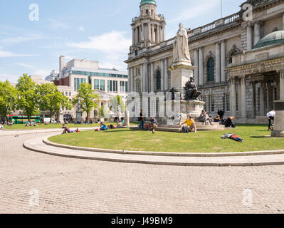 Belfast, Nordirland, Großbritannien, 11. Mai 2017. uk Wetter: Mit der Temperatur um 20°C in den frühen Nachmittag Sonnenschein auf dem Gelände des Rathauses entspannen. Kredit j Orr/alamy leben Nachrichten Stockfoto