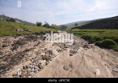 Yorkshire, Vereinigtes Königreich. 11. Mai 2017. Großbritannien Wetter. Sommer kommt früh zu den berühmten Yorkshire Dales in England. Flüsse sind zur Neige am Oberlauf des Flusses Wharfe im schönen Wharfedale, N Yorkshire zu einem Zeitpunkt wann Frühling Torrents normalerweise Flüssen und Nebenflüssen füllen. Die Wharfe in der Nähe von Oughtershaw und Hubberholme, ein beliebter Treffpunkt des Schriftstellers J B Priestley, sind Anzeigen ausgesetzt Kies- und Rockbeds, die normalerweise nicht bis Ende Juni enthüllt. Bildnachweis: David Hickes/Alamy Live-Nachrichten Stockfoto