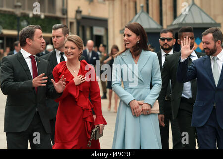 Luxemburg. 11. Mai 2017. Die britische Duchess Kate (C), flankiert von luxemburgischen Archduke Guillaume (R) und seine Frau Stephanie (2. von links) sowie Premierminister Xavier Bettel (L), bei ihrem Besuch in Luxemburg, am 11. Mai 2017. Sie ist bei einem Besuch in einer Gedenkfeier anlässlich des 150. Jahrestages der Vertrag von London (1867) die Unabhängigkeit und Neutralität Luxemburgs gesichert. Bildnachweis: Dpa picture Alliance/Alamy Live News Stockfoto