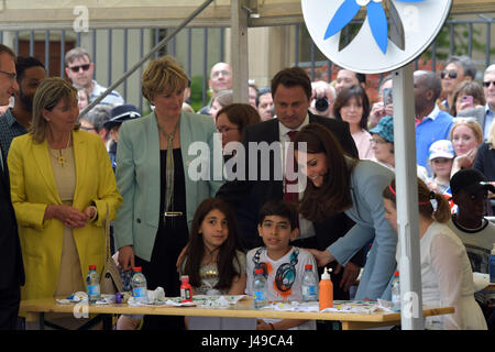 Luxemburg. 11. Mai 2017. Die britische Herzogin Kate spricht einige Kinder im Beisein von Premierminister von Luxemburg Xavier Bettel während ihres Besuchs in Luxemburg, 11. Mai 2017. Sie ist bei einem Besuch in einer Gedenkfeier anlässlich des 150. Jahrestages der Vertrag von London (1867) die Unabhängigkeit und Neutralität Luxemburgs gesichert. Bildnachweis: Dpa picture Alliance/Alamy Live News Stockfoto