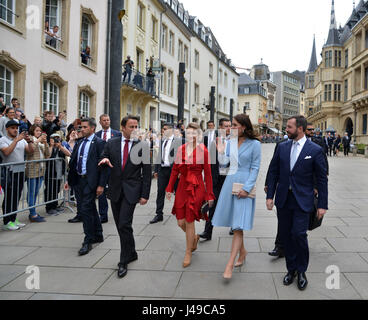 Luxemburg. 11. Mai 2017. Die britische Duchess Kate (C), flankiert von luxemburgischen Archduke Guillaume (R) und seine Frau Stephanie (2. von links) sowie Premierminister Xavier Bettel (L), Wellen bei ihrem Besuch in Luxemburg, am 11. Mai 2017. Sie ist bei einem Besuch in einer Gedenkfeier anlässlich des 150. Jahrestages der Vertrag von London (1867) die Unabhängigkeit und Neutralität Luxemburgs gesichert. Bildnachweis: Dpa picture Alliance/Alamy Live News Stockfoto