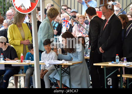 Luxemburg. 11. Mai 2017. Die britische Herzogin Kate spricht einige Kinder im Beisein von Premierminister von Luxemburg Xavier Bettel während ihres Besuchs in Luxemburg, 11. Mai 2017. Sie ist bei einem Besuch in einer Gedenkfeier anlässlich des 150. Jahrestages der Vertrag von London (1867) die Unabhängigkeit und Neutralität Luxemburgs gesichert. Bildnachweis: Dpa picture Alliance/Alamy Live News Stockfoto