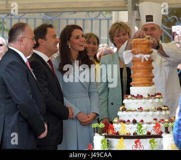 Luxemburg. 11. Mai 2017. Die britische Herzogin Kate und der Premierminister von Luxemburg Xavier Bettel (2. von links) zu beobachten, wie Konditor Tom Oberweis bei ihrem Besuch in Luxemburg, 11. Mai 2017 einen Kuchen schneidet. Sie ist bei einem Besuch in einer Gedenkfeier anlässlich des 150. Jahrestages der Vertrag von London (1867) die Unabhängigkeit und Neutralität Luxemburgs gesichert. Bildnachweis: Dpa picture Alliance/Alamy Live News Stockfoto