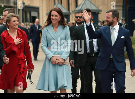 Luxemburg. 11. Mai 2017. Die britische Herzogin Kate (C), flankiert von luxemburgischen Archduke Guillaume (R) und seine Frau Stephanie (L), bei ihrem Besuch in Luxemburg, 11. Mai 2017. Sie ist bei einem Besuch in einer Gedenkfeier anlässlich des 150. Jahrestages der Vertrag von London (1867) die Unabhängigkeit und Neutralität Luxemburgs gesichert. Bildnachweis: Dpa picture Alliance/Alamy Live News Stockfoto