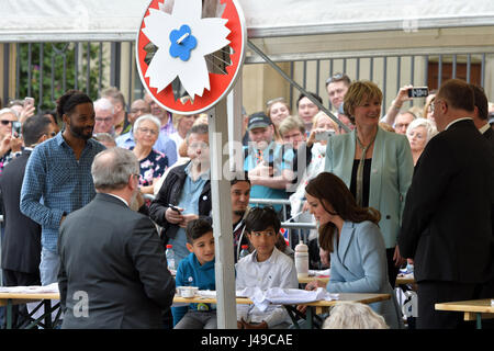 Luxemburg. 11. Mai 2017. Die britische Herzogin Kate spricht einige Kinder im Beisein von Premierminister von Luxemburg Xavier Bettel während ihres Besuchs in Luxemburg, 11. Mai 2017. Sie ist bei einem Besuch in einer Gedenkfeier anlässlich des 150. Jahrestages der Vertrag von London (1867) die Unabhängigkeit und Neutralität Luxemburgs gesichert. Bildnachweis: Dpa picture Alliance/Alamy Live News Stockfoto