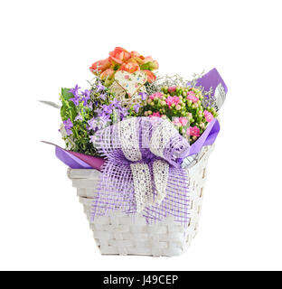 Blumenarrangement in einem weißen Korb mit wilden lila Blüten, rosa Calandiva Blumen, Kalanchoe, violette Bogen... Stockfoto