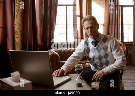 Psychologie-Konzept. Porträt von hübscher Psychiater Mann arbeitet in seinem Büro. Psychiater Mann mit Laptop-Computer und Blick in die Kamera. Stockfoto