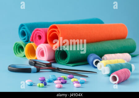 Sewing Thread liegen auf einem Tisch mit einem Maßband Stockfoto