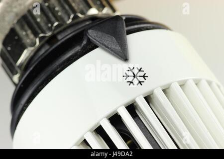 thermostatische Heizkörperventil auf niedrigsten position Stockfoto