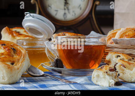 Frühstück mit Brötchen mit Rosinen und Quark-Füllung Stockfoto