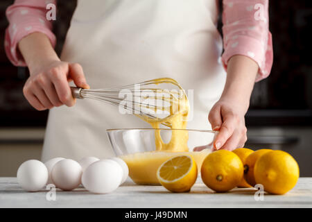 Junge Frau Holding Schüssel mit Teig und Schneebesen, Nahaufnahme Stockfoto