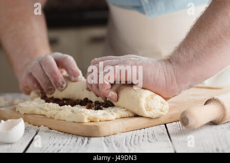 Männlichen Rollen House Topfenstrudel mit Rosinen Stockfoto