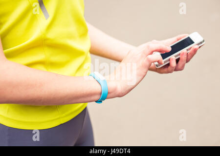 Hand eine Fitness-tracking-Armband tragen Stockfoto